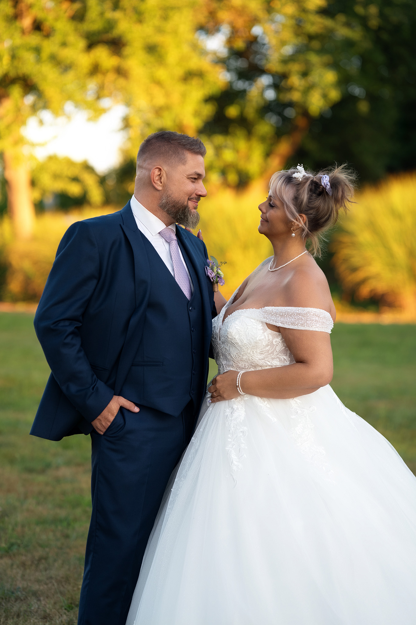 Couple de mariés dans un décor élégant